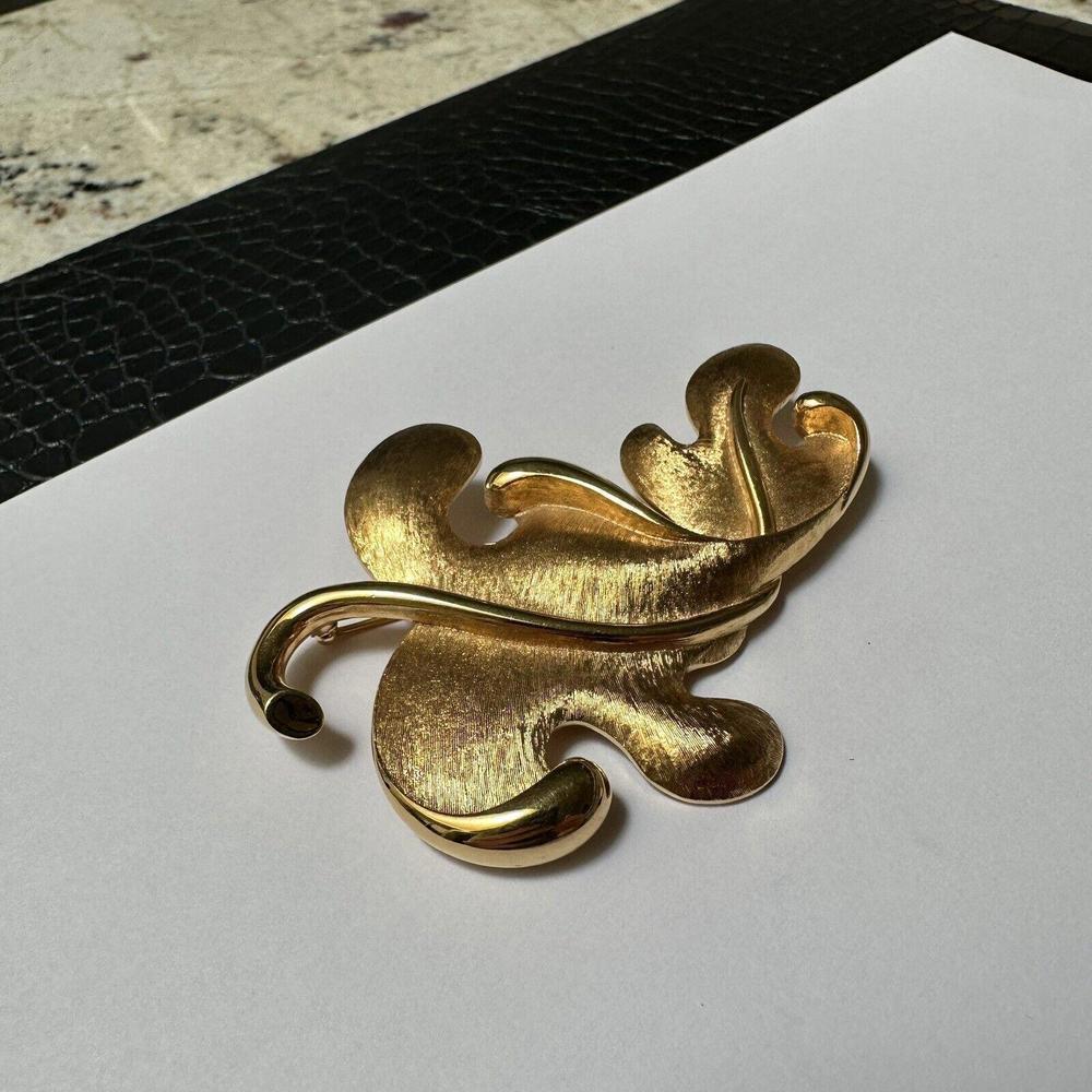 Vintage Signed Monet Gold Tone Metal Twisted Oak Leaf Brooch Pin
